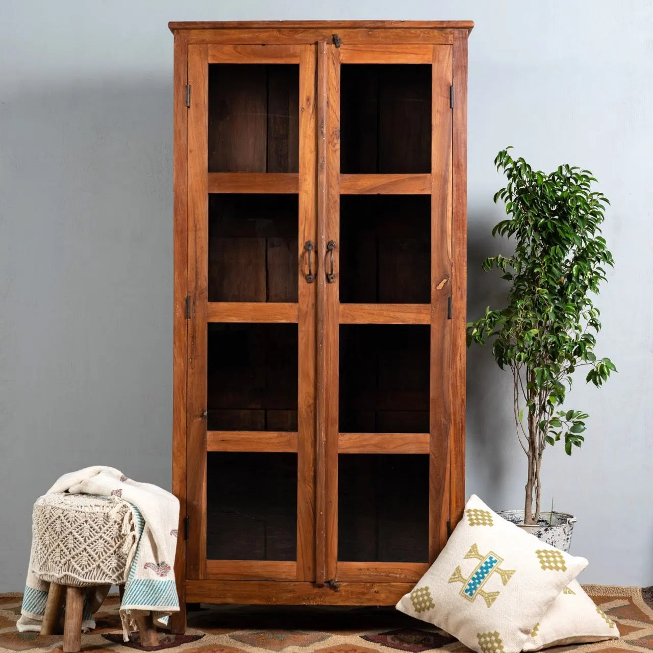 Using premium solid wood and high-quality materials,